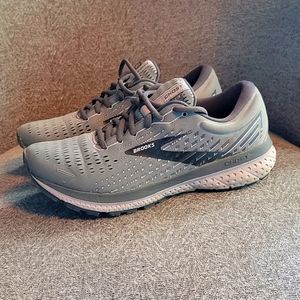 Brooks Ghost running shoe. Light gray and lavender.